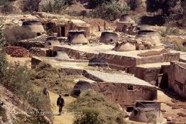 Image du Maroc Professionnelle de  Les ouvriers s’activent près des fours où l’on procède à la cuisson des poteries en céramique dans la Vallée Chaâba à Safi, Samedi 30 Août 1997. (Photo / Abdeljalil Bounhar) 